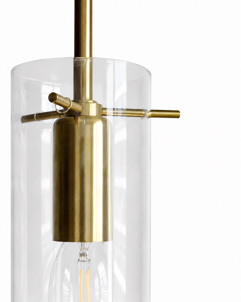 Cilinda Ø7 Latón/transparente lámpara de ventana De Nordic Lighting - El cristal transparente garantiza una hermosa distribuci&oacute;n de la luz y, en combinaci&oacute;n con los detalles de lat&oacute;n, se convierte en un elegante detalle interior.