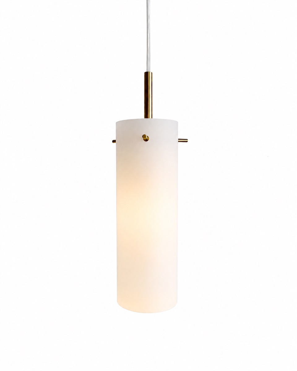 Cilinda Ø7 Latón/blanco lámpara de ventana De Nordic Lighting - El cristal blanco garantiza una hermosa distribución de la luz y, en combinación con los detalles de latón, se convierte en un elegante detalle interior.
