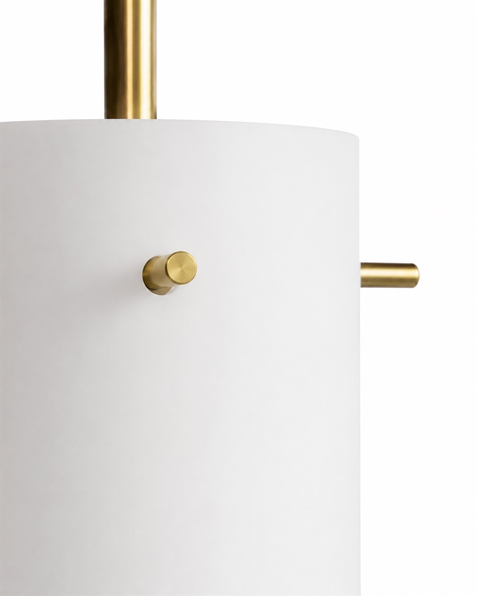 Cilinda Ø7 Latón/blanco lámpara de ventana De Nordic Lighting - El cristal blanco garantiza una hermosa distribución de la luz y, en combinación con los detalles de latón, se convierte en un elegante detalle interior.