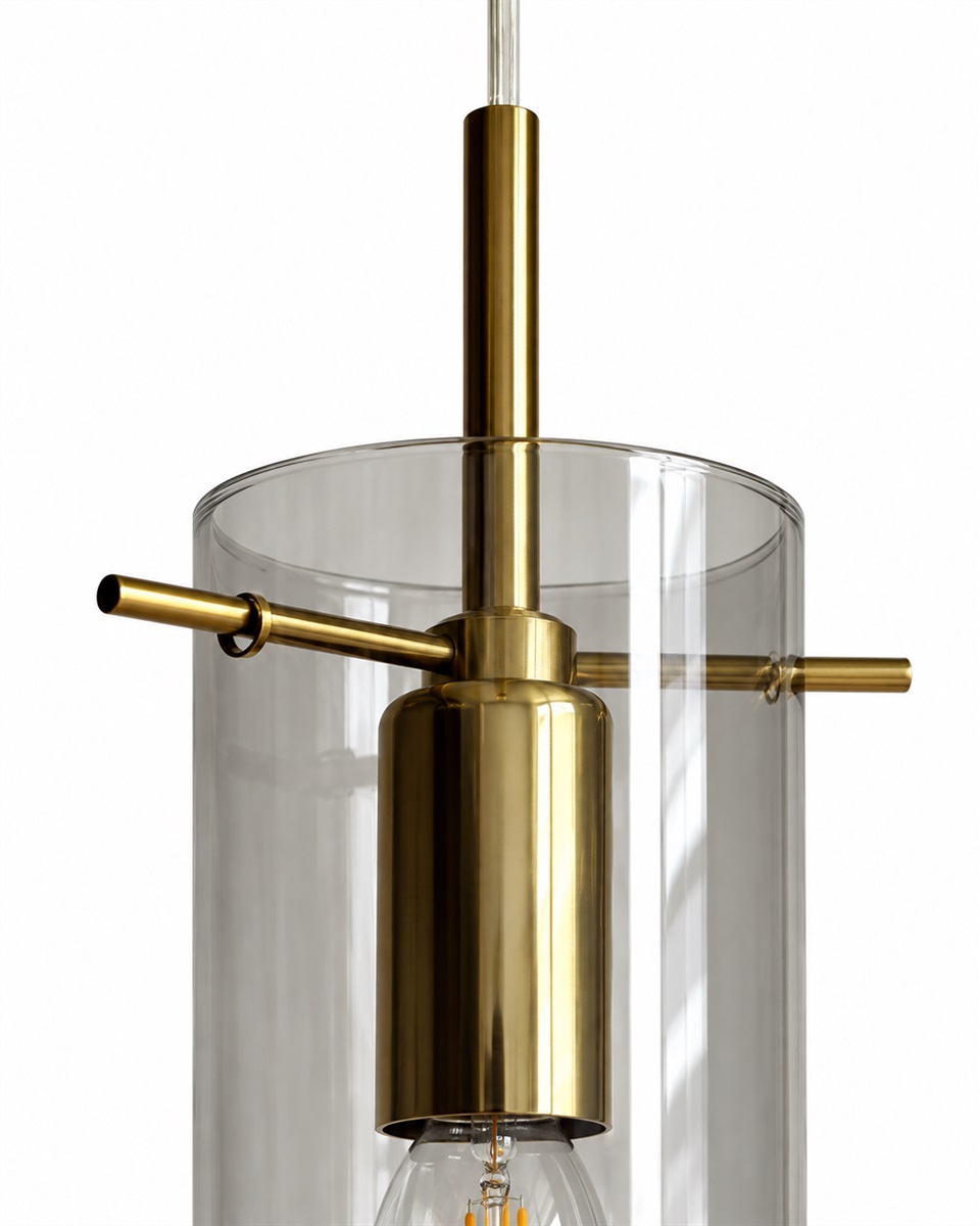 Cilinda Ø7 Latón/ahumado lámpara de ventana De Nordic Lighting - El cristal ahumado garantiza una hermosa distribuci&oacute;n de la luz y, en combinaci&oacute;n con los detalles de lat&oacute;n, se convierte en un elegante detalle interior.