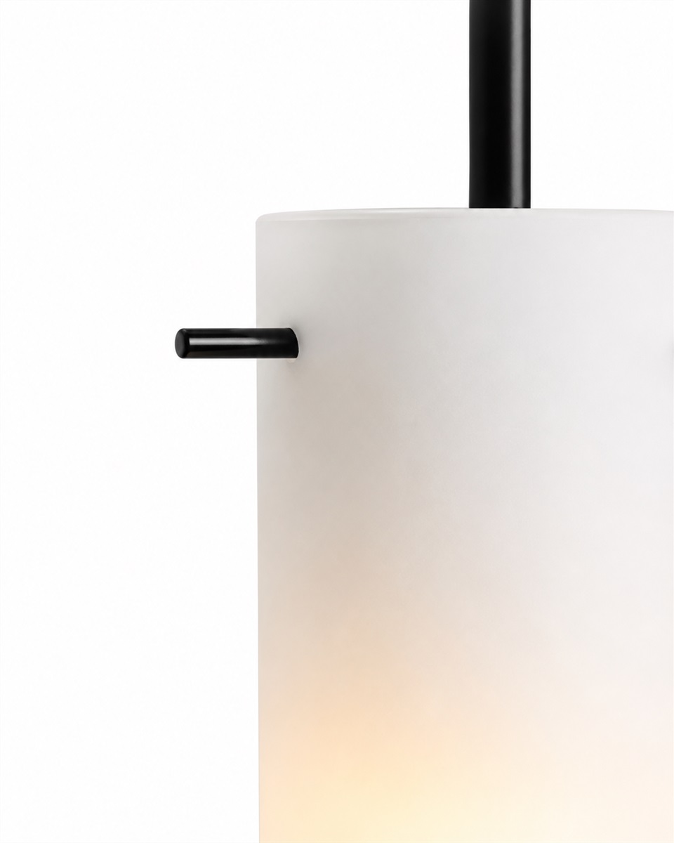 Cilinda Ø7 En blanco y negro lámpara de ventana De Nordic Lighting - El cristal blanco garantiza una hermosa distribuci&oacute;n de la luz y, en combinaci&oacute;n con el metal negro, se convierte en un elegante detalle interior.