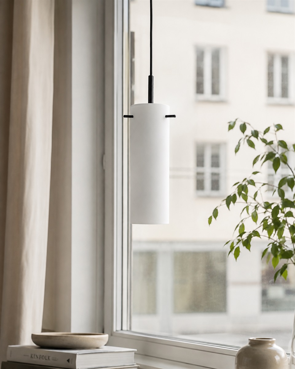 Cilinda Ø7 En blanco y negro lámpara de ventana De Nordic Lighting - El cristal blanco garantiza una hermosa distribuci&oacute;n de la luz y, en combinaci&oacute;n con el metal negro, se convierte en un elegante detalle interior.