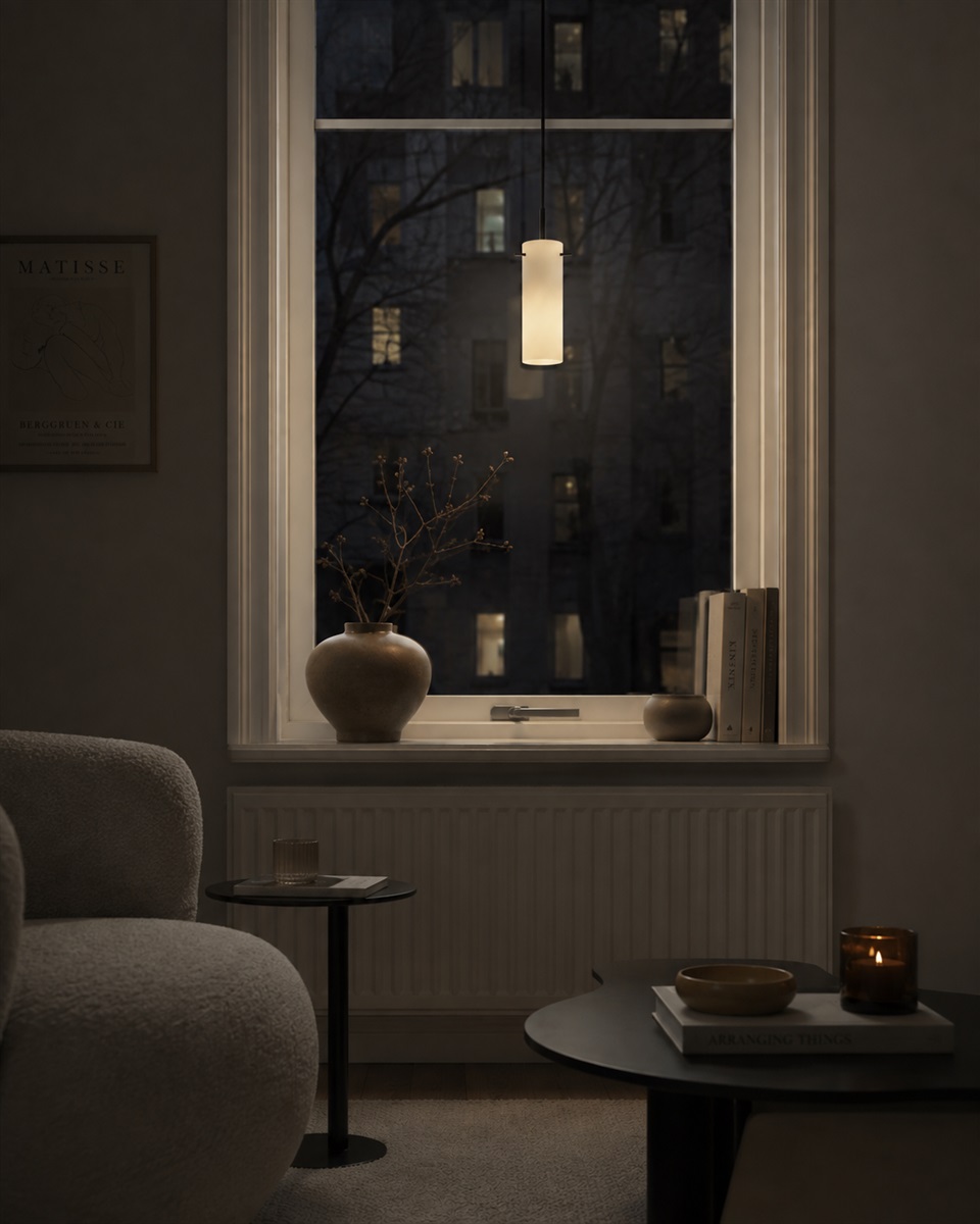 Cilinda Ø7 En blanco y negro lámpara de ventana De Nordic Lighting - El cristal blanco garantiza una hermosa distribuci&oacute;n de la luz y, en combinaci&oacute;n con el metal negro, se convierte en un elegante detalle interior.