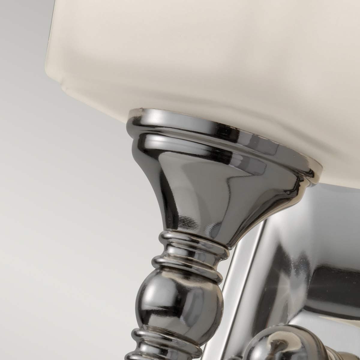 Concord 26cm Cromo lámpara de baño De Elstead Lighting - Está hecho de acero y vidrio de alta calidad y presenta un elegante acabado cromado que le da una sensación de lujo.
