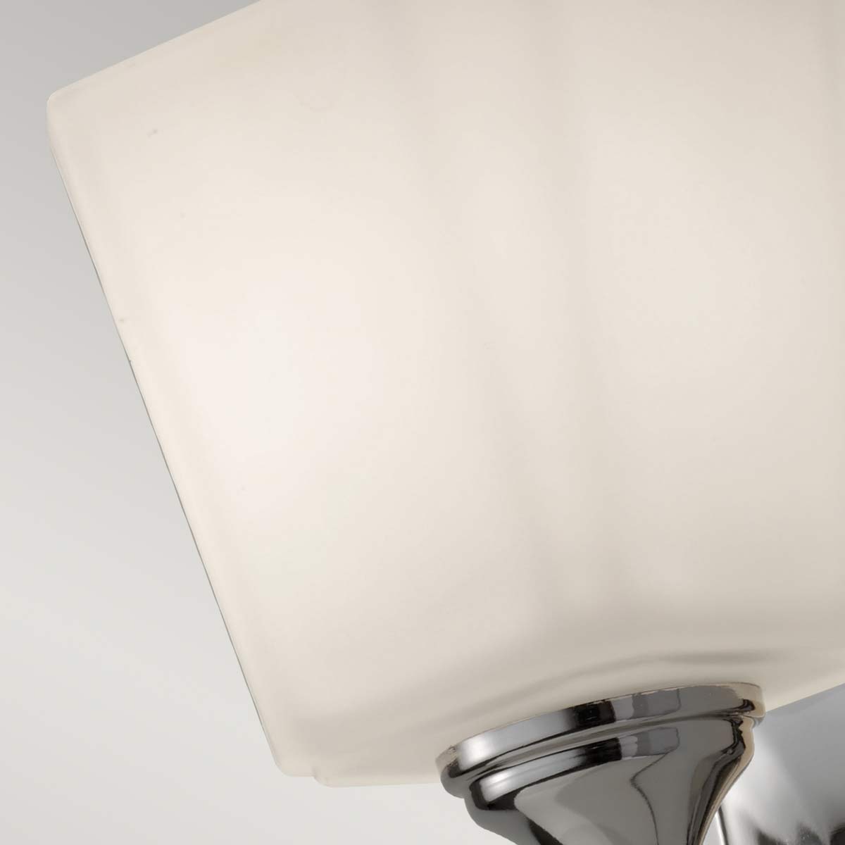 Concord 26cm Cromo lámpara de baño De Elstead Lighting - Está hecho de acero y vidrio de alta calidad y presenta un elegante acabado cromado que le da una sensación de lujo.