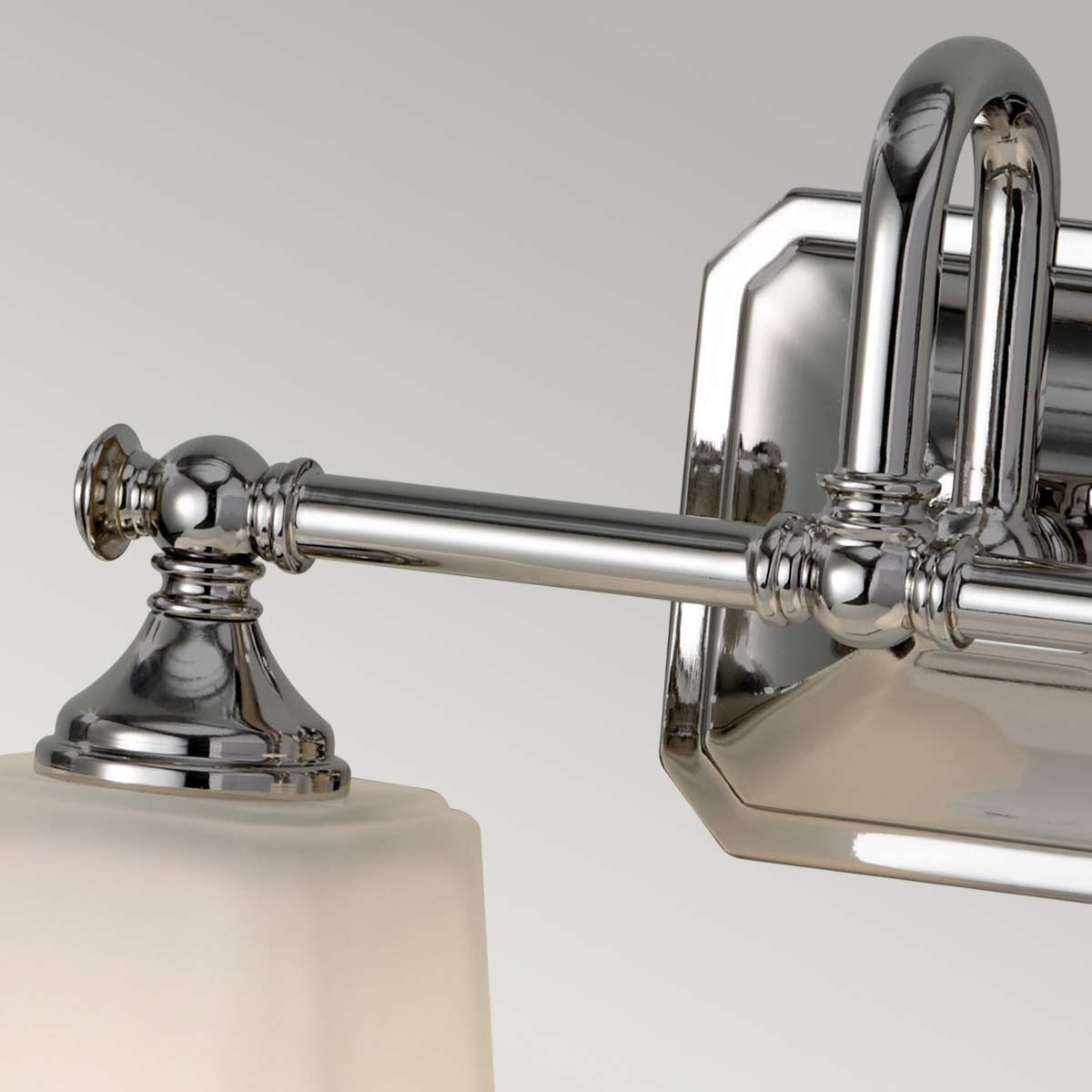 Concord 36cm Cromo lámpara de baño De Elstead Lighting - Está hecho de acero y vidrio de alta calidad y presenta un elegante acabado cromado que le da una sensación de lujo.