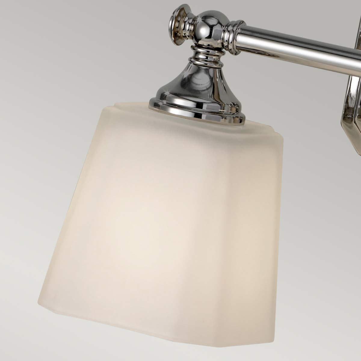 Concord 36cm Cromo lámpara de baño De Elstead Lighting - Está hecho de acero y vidrio de alta calidad y presenta un elegante acabado cromado que le da una sensación de lujo.