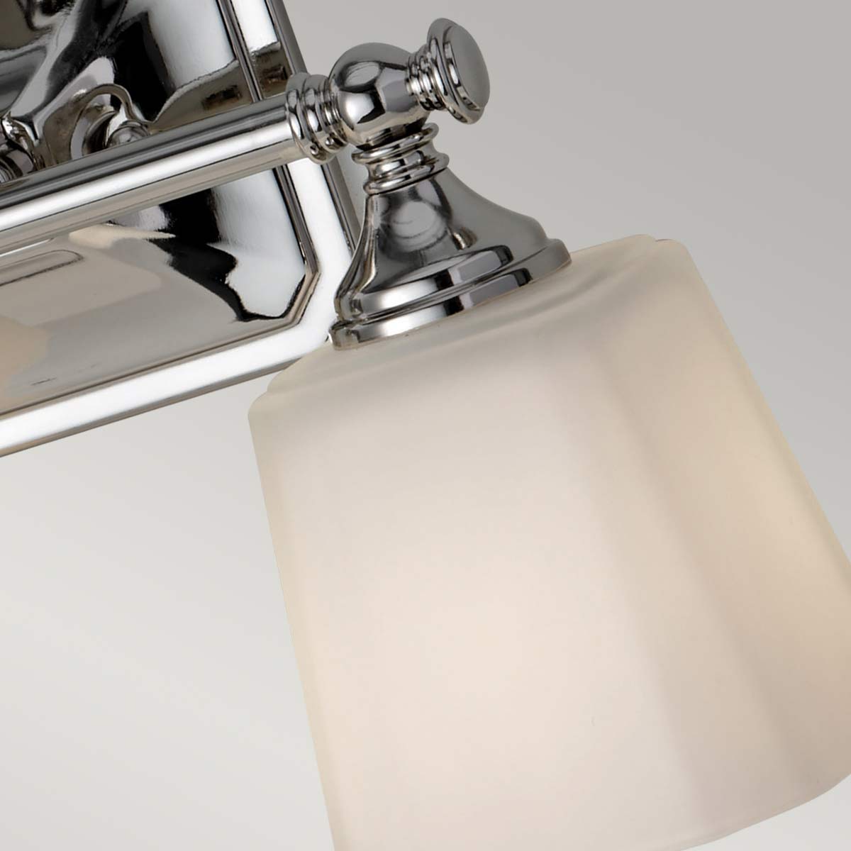 Concord 36cm Cromo lámpara de baño De Elstead Lighting - Está hecho de acero y vidrio de alta calidad y presenta un elegante acabado cromado que le da una sensación de lujo.
