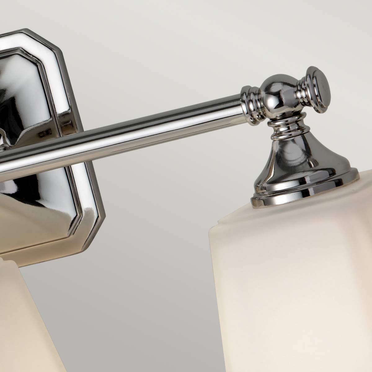 Concord 53cm Cromo lámpara de baño De Elstead Lighting - Está hecho de acero y vidrio de alta calidad y presenta un elegante acabado cromado que le da una sensación de lujo.