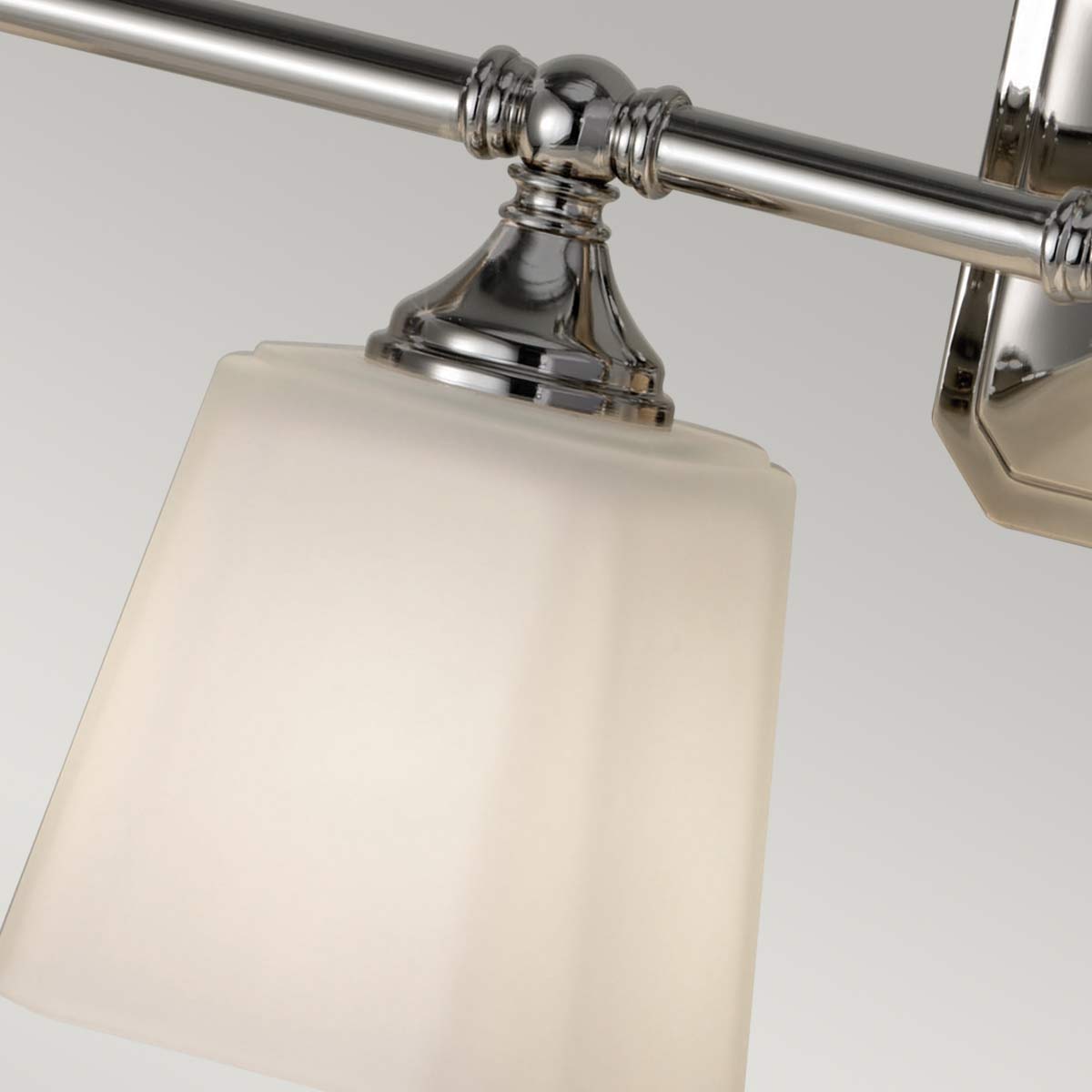 Concord 76cm Cromo lámpara de baño De Elstead Lighting - Está hecho de acero y vidrio de alta calidad y presenta un elegante acabado cromado que le da una sensación de lujo.