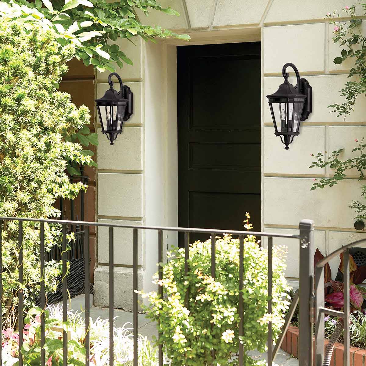 Cotswold Lane Negro lámpara de exterior De Elstead Lighting - La lámpara de pared Cotswold tiene un diseño clásico que recuerda a las antiguas linternas de gas, con detalles que recuerdan a las molduras arquitectónicas.