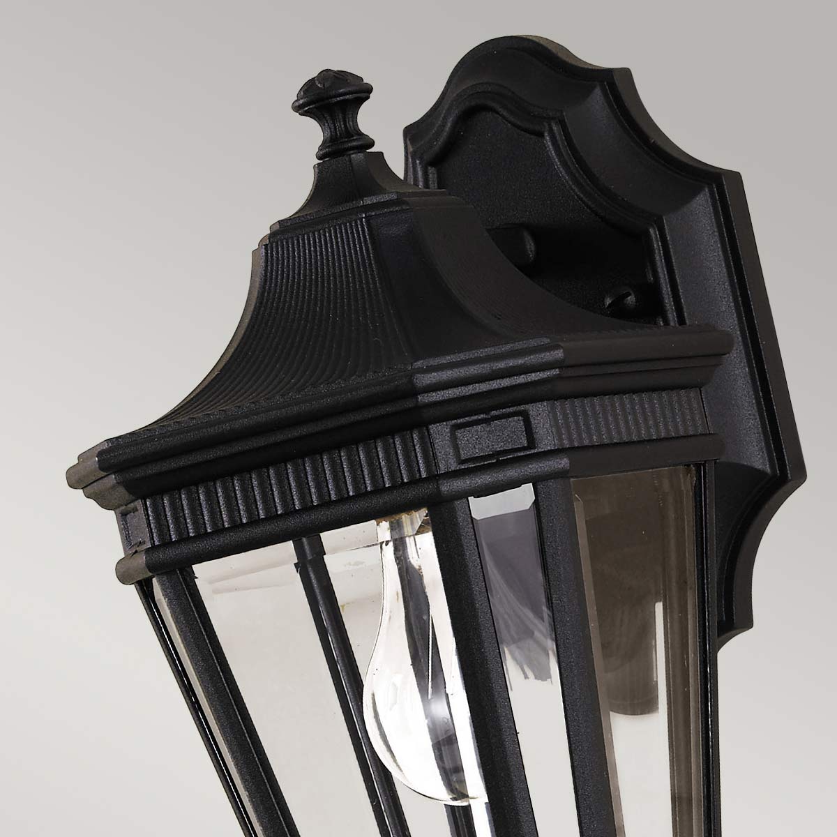 Cotswold Lane Negro lámpara de exterior De Elstead Lighting - La lámpara de pared Cotswold tiene un diseño clásico que recuerda a las antiguas linternas de gas, con detalles que recuerdan a las molduras arquitectónicas.