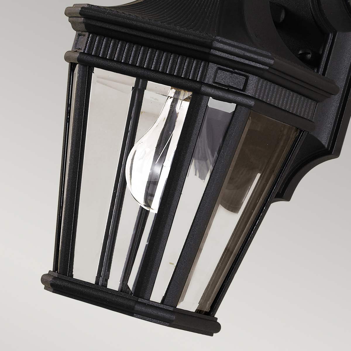 Cotswold Lane Negro lámpara de exterior De Elstead Lighting - La lámpara de pared Cotswold tiene un diseño clásico que recuerda a las antiguas linternas de gas, con detalles que recuerdan a las molduras arquitectónicas.