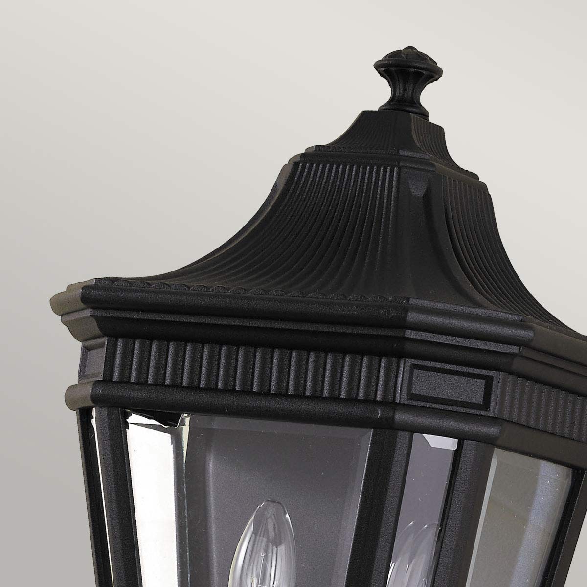 Cotswold Lane Negro lámpara de exterior De Elstead Lighting - La lámpara de pared Cotswold tiene un diseño clásico que recuerda a las antiguas linternas de gas, con detalles que recuerdan a las molduras arquitectónicas.