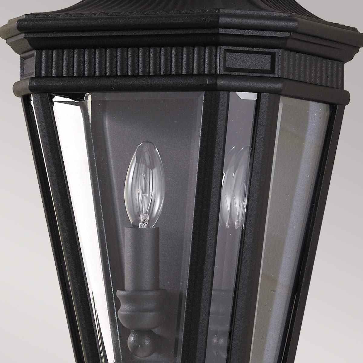 Cotswold Lane Negro lámpara de exterior De Elstead Lighting - La lámpara de pared Cotswold tiene un diseño clásico que recuerda a las antiguas linternas de gas, con detalles que recuerdan a las molduras arquitectónicas.