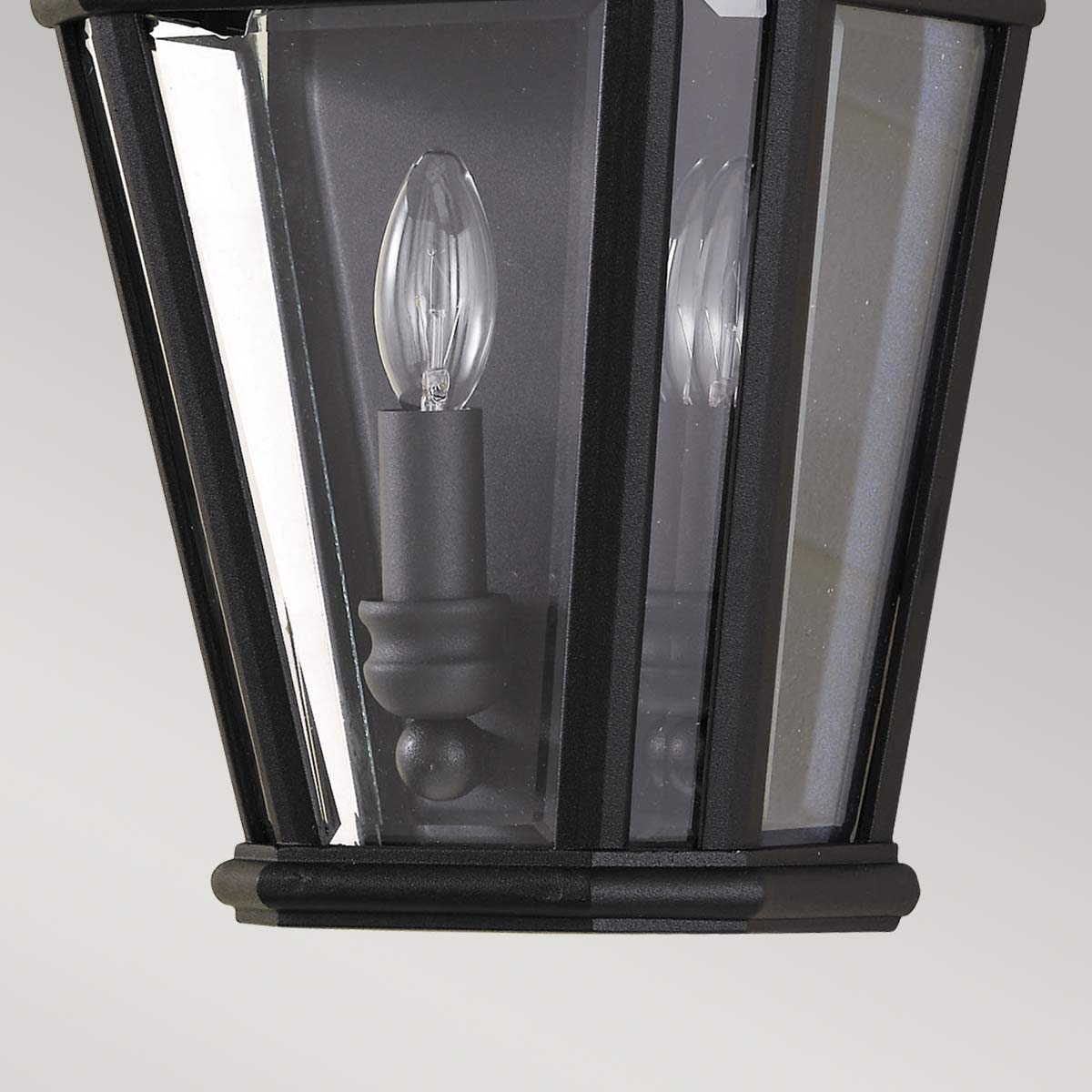 Cotswold Lane Negro lámpara de exterior De Elstead Lighting - La lámpara de pared Cotswold tiene un diseño clásico que recuerda a las antiguas linternas de gas, con detalles que recuerdan a las molduras arquitectónicas.