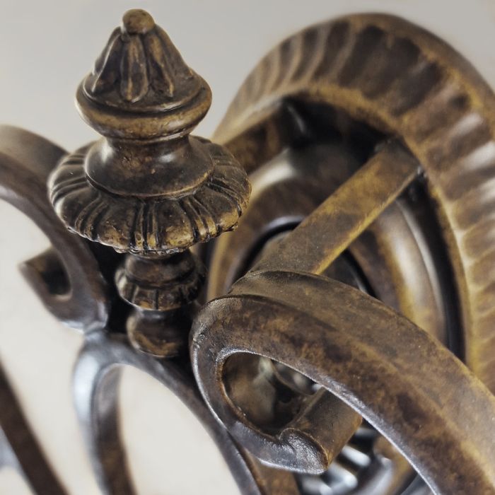 Drawing Room 46cm Bronce lámpara de pared De Elstead Lighting - Ljusk&auml;llorna p&aring; vardera arm omfamnas av varsin dekorativ glassk&auml;rm som bidrar med en fin och harmonisk ljusspridning i rummet.