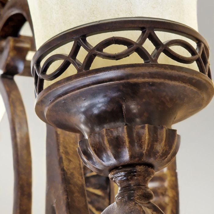 Drawing Room 46cm Bronce lámpara de pared De Elstead Lighting - Ljusk&auml;llorna p&aring; vardera arm omfamnas av varsin dekorativ glassk&auml;rm som bidrar med en fin och harmonisk ljusspridning i rummet.