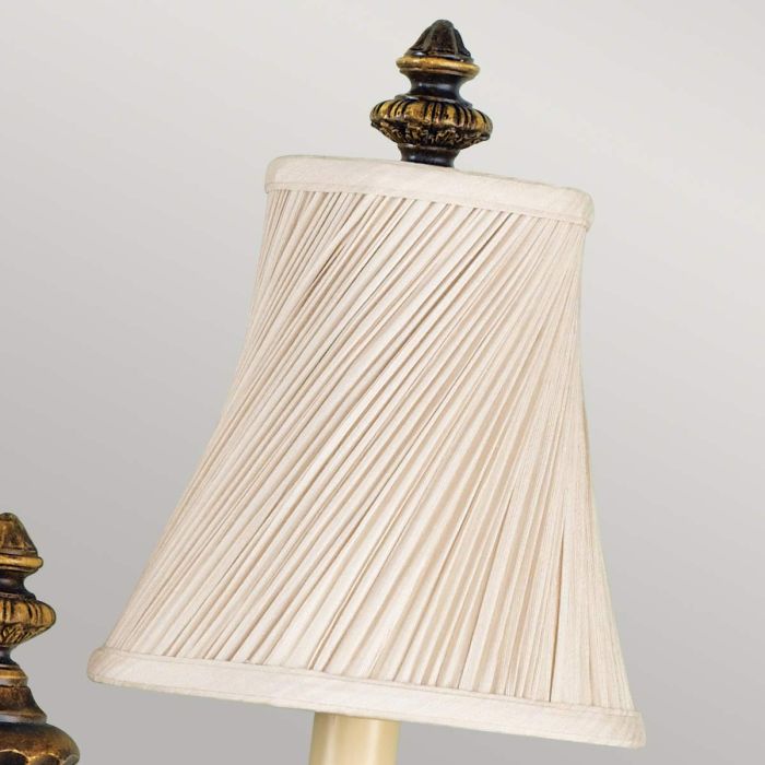 Drawing Room 60cm Bronce lámpara de pared De Elstead Lighting - Ljusk&auml;llorna p&aring; vardera arm omfamnas av varsin dekorativ lampsk&auml;rm som bidrar med en fin och harmonisk ljusspridning i rummet.