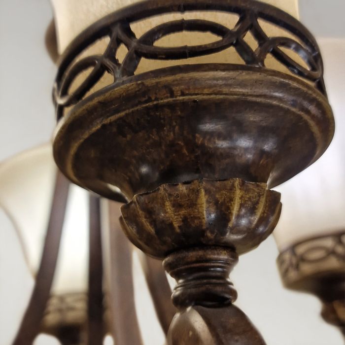 Drawing Room Ø45 Bronce Lámpas de techo De Elstead Lighting - Varje ljusk&auml;lla omfamnas av ett dekorativt glas vilket skapar en vacker och harmonisk ljusspridning i rummet.