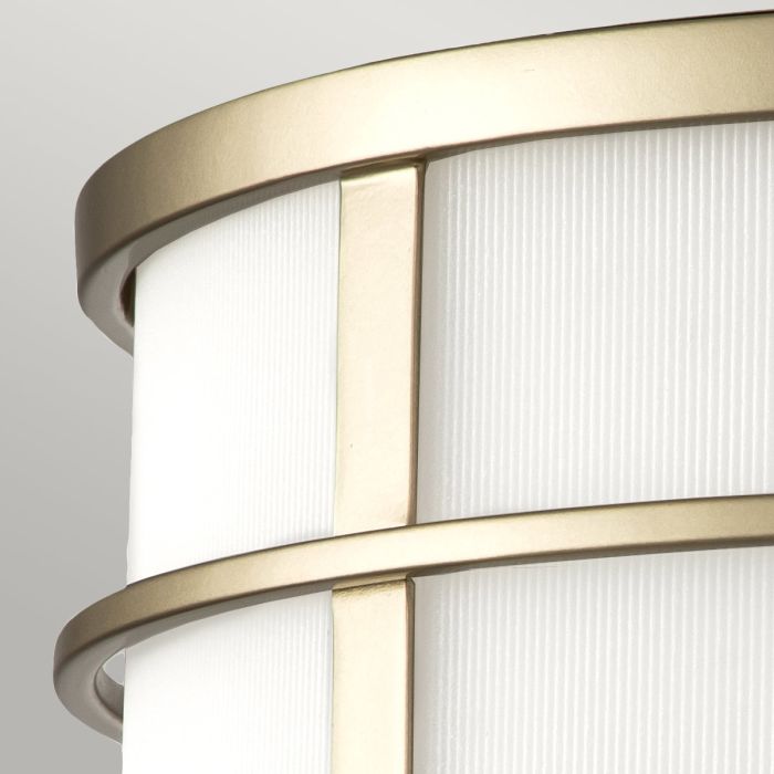 Fusion Ø34 Latón plafón De Elstead Lighting - El marco est&aacute; equipado con cristal opalino acanalado en los laterales y una c&uacute;pula de cristal en la parte inferior como difusor, creando un fascinante efecto de iluminaci&oacute;n.