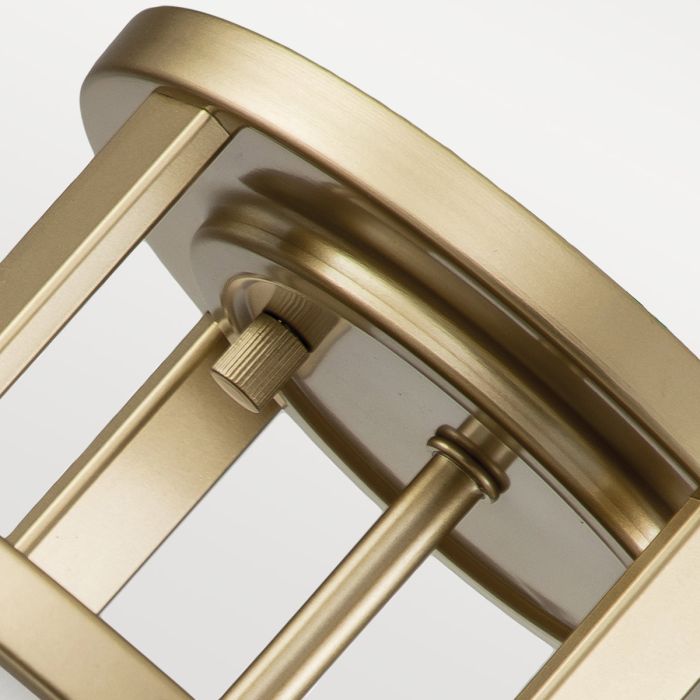 Fusion Ø34 Latón plafón De Elstead Lighting - El marco est&aacute; equipado con cristal opalino acanalado en los laterales y una c&uacute;pula de cristal en la parte inferior como difusor, creando un fascinante efecto de iluminaci&oacute;n.
