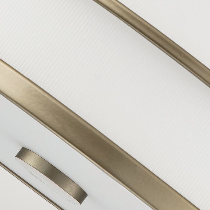 Fusion Ø34 Latón plafón De Elstead Lighting - El marco est&aacute; equipado con cristal opalino acanalado en los laterales y una c&uacute;pula de cristal en la parte inferior como difusor, creando un fascinante efecto de iluminaci&oacute;n.