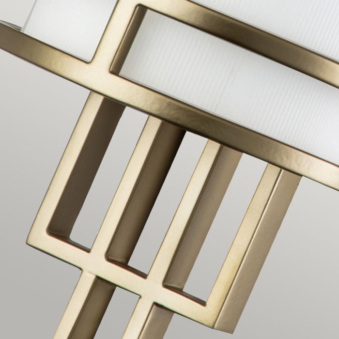 Fusion 38cm Latón lámpara de pared De Elstead Lighting - La l&aacute;mpara cuenta con una placa de pared decorativa y una serie de varillas exteriores que sostienen un marco cil&iacute;ndrico.