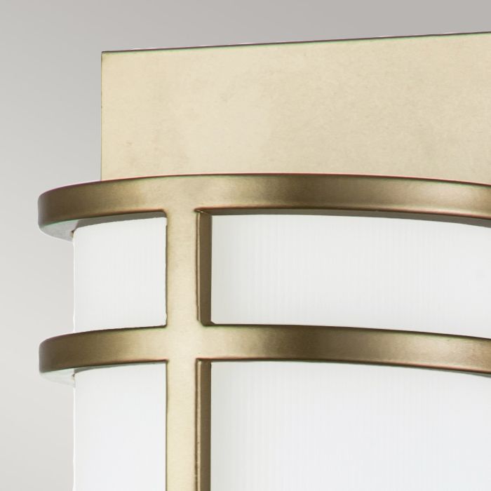 Fusion 43cm Latón lámpara de pared De Elstead Lighting - El dispositivo tiene una placa de pared rectangular y una serie de varillas exteriores que sostienen un marco cilíndrico.