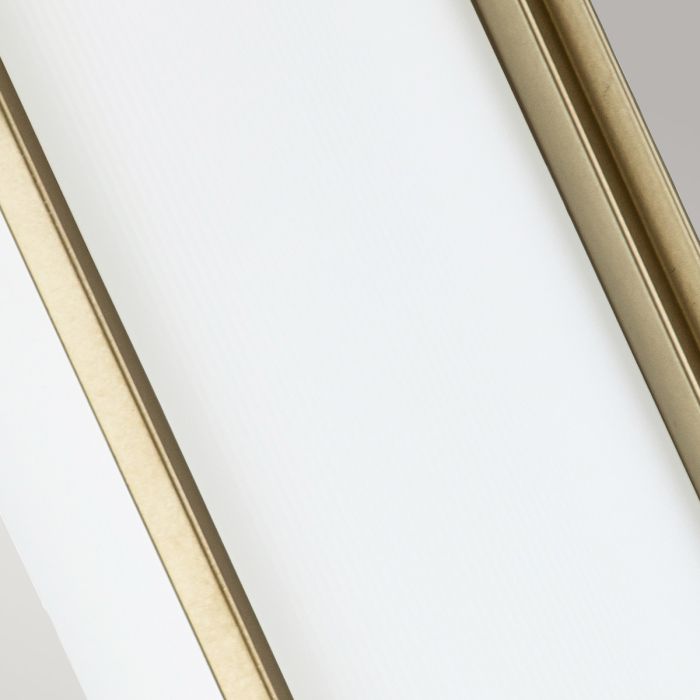 Fusion 43cm Latón lámpara de pared De Elstead Lighting - El dispositivo tiene una placa de pared rectangular y una serie de varillas exteriores que sostienen un marco cilíndrico.