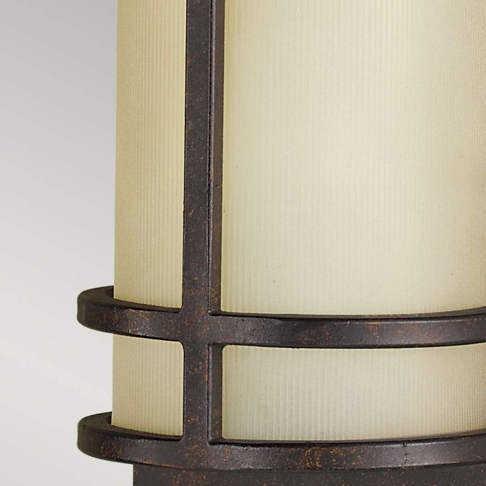 Fusion 43cm Bronce lámpara de pared De Elstead Lighting - Fusion combina elementos de Arts &amp; El estilo Crafts crea un diseño con bandas metálicas lineales verticales y horizontales en acabado bronce, que ofrece un hermoso contraste con la pantalla ámbar y el difusor de vidrio acanalado.
