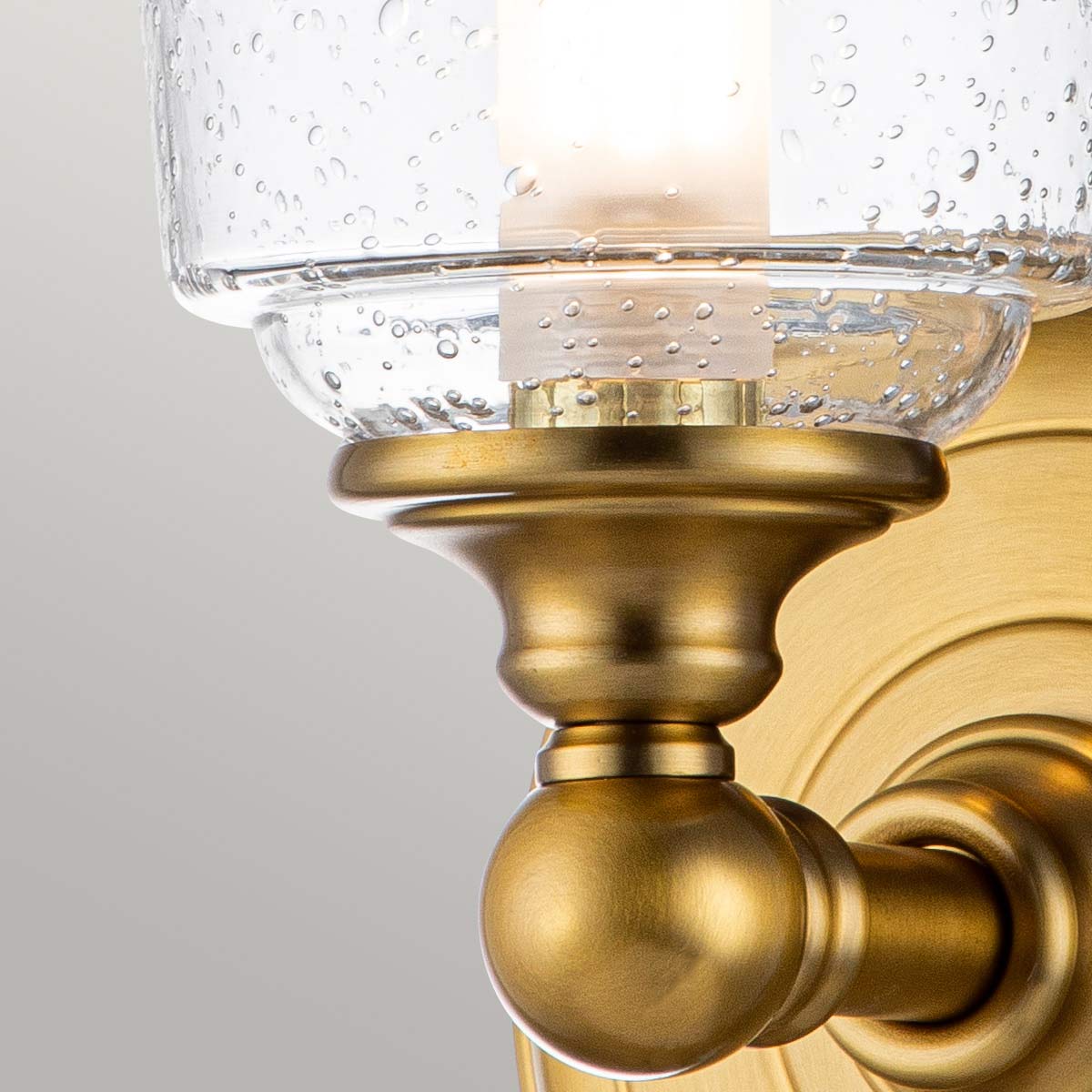 Huguenot Lake Ø13 Latón lámpara de baño De Elstead Lighting - La lámpara de pared Huguenot Lake en acabado de latón bruñido ofrece un diseño colonial clásico con un toque moderno.