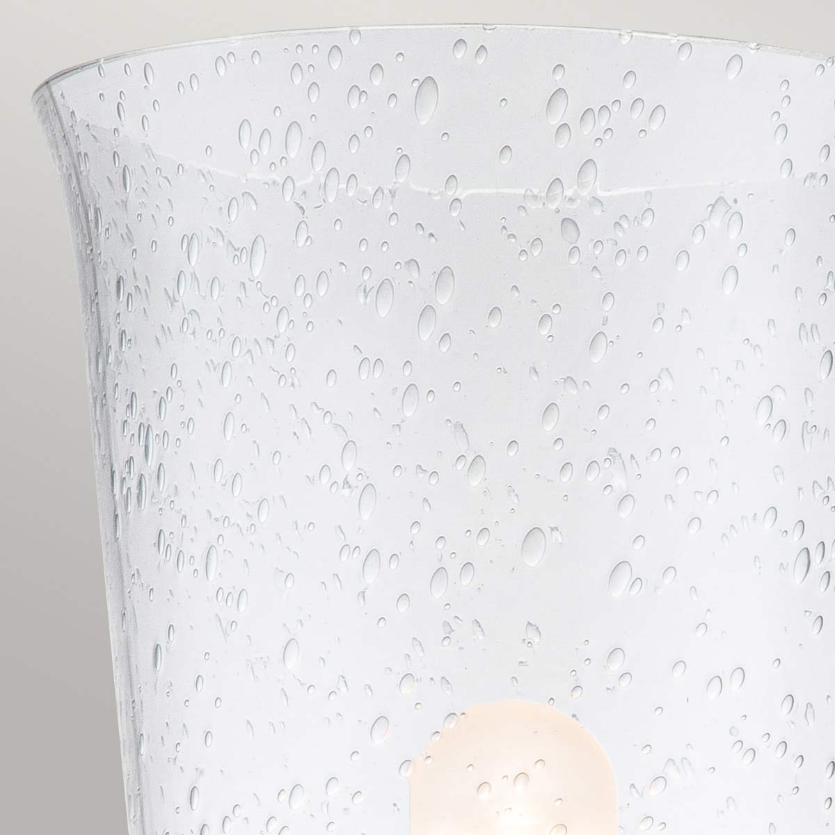 Huguenot Lake Ø13 Latón lámpara de baño De Elstead Lighting - La lámpara de pared Huguenot Lake en acabado de latón bruñido ofrece un diseño colonial clásico con un toque moderno.