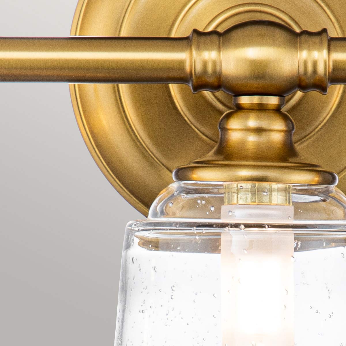 Huguenot Lake 53cm Latón lámpara de baño De Elstead Lighting - La lámpara de pared Huguenot Lake en acabado de latón bruñido ofrece un diseño colonial clásico con un toque moderno.