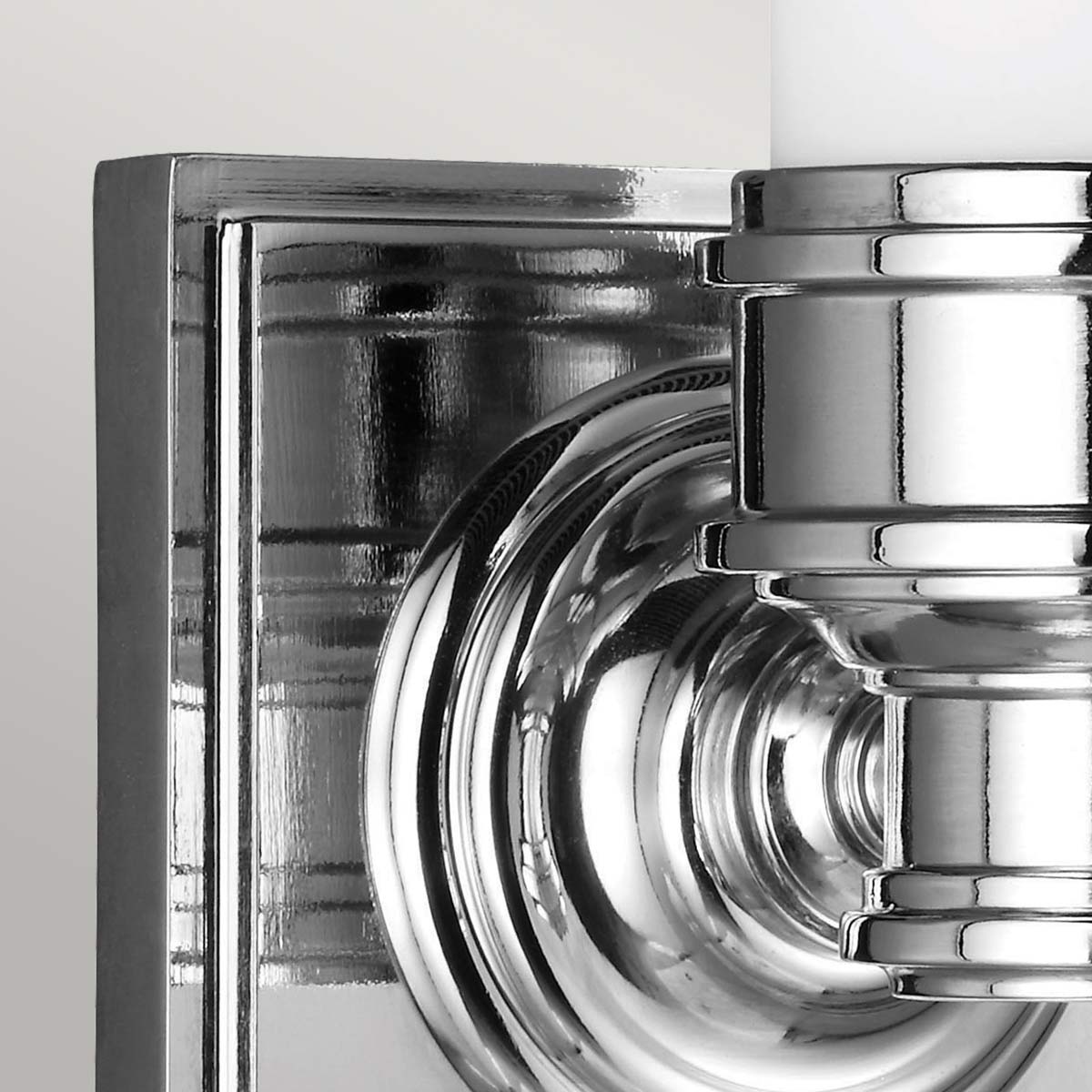 Payne 37cm Cromo pulido lámpara de baño De Elstead Lighting - La lámpara de pared Payne en cromo pulido combina un diseño limpio y moderno con un toque de estilo Tudor inglés.