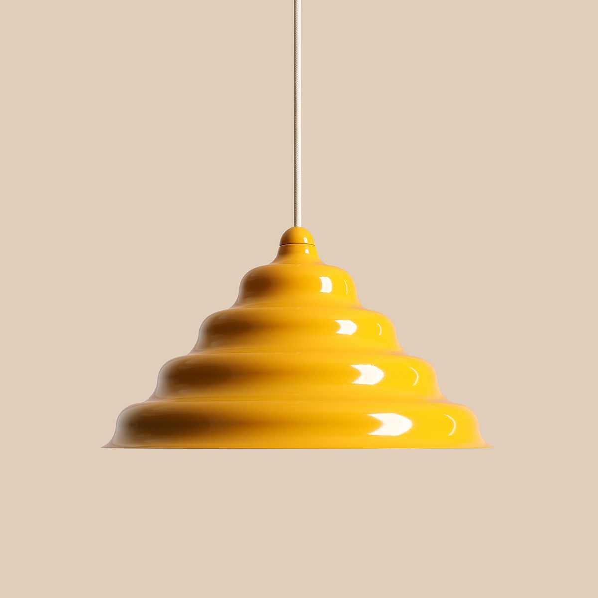 Wave Ø30 Amarillo Lámpas de techo De Artera - La pantalla de metal ondulada en un amarillo mate intenso crea una hermosa dispersión de luz hacia abajo, lo que la hace perfecta para colgarla sobre la mesa del comedor o la encimera de la cocina.