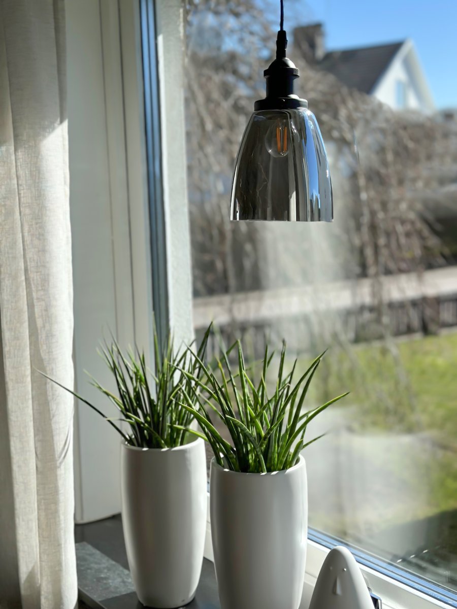 Niki Ø14 Color humo lámpara de ventana De Aneta Lighting - Con su pantalla de cristal ahumado, Niki proporciona una hermosa distribuci&oacute;n de la luz.