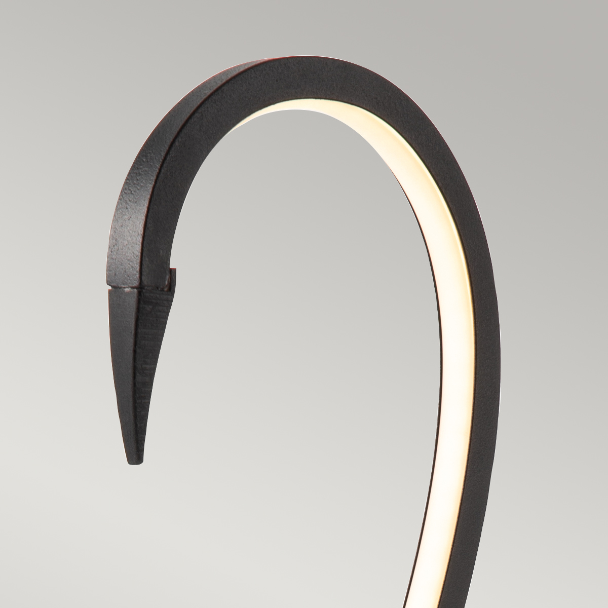 Flamingo 50cm Negro lámpara de mesa De Elstead Lighting - Flamingo &auml;r en konstn&auml;rlig och elegant bordslampa som kombinerar modern design med skulptural estetik.