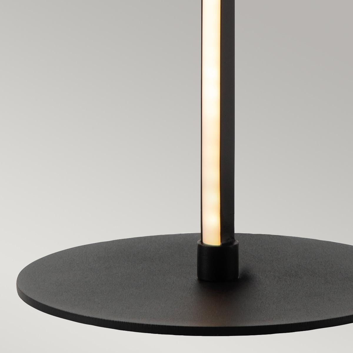 Flamingo 50cm Negro lámpara de mesa De Elstead Lighting - Flamingo &auml;r en konstn&auml;rlig och elegant bordslampa som kombinerar modern design med skulptural estetik.