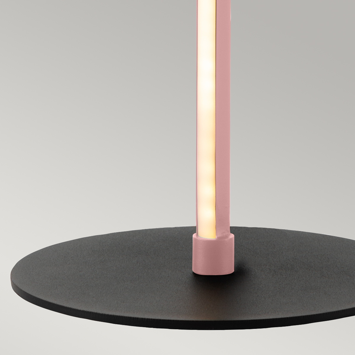 Flamingo 50cm Rosa lámpara de mesa De Elstead Lighting - Flamingo &auml;r en konstn&auml;rlig och elegant bordslampa som kombinerar modern design med skulptural estetik.