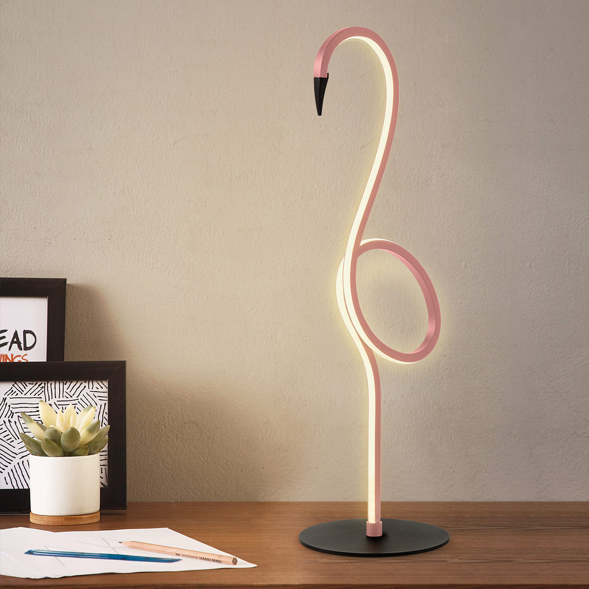 Flamingo 50cm Rosa lámpara de mesa De Elstead Lighting - Flamingo &auml;r en konstn&auml;rlig och elegant bordslampa som kombinerar modern design med skulptural estetik.