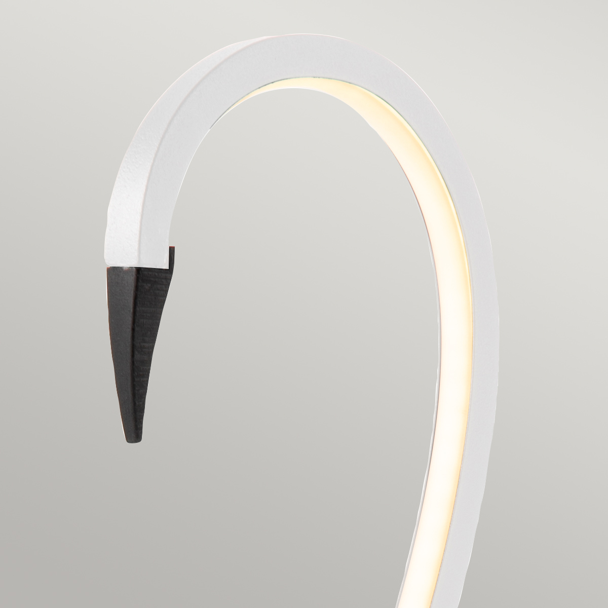 Flamingo 50cm Blanco lámpara de mesa De Elstead Lighting - Flamingo &auml;r en konstn&auml;rlig och elegant bordslampa som kombinerar modern design med skulptural estetik.
