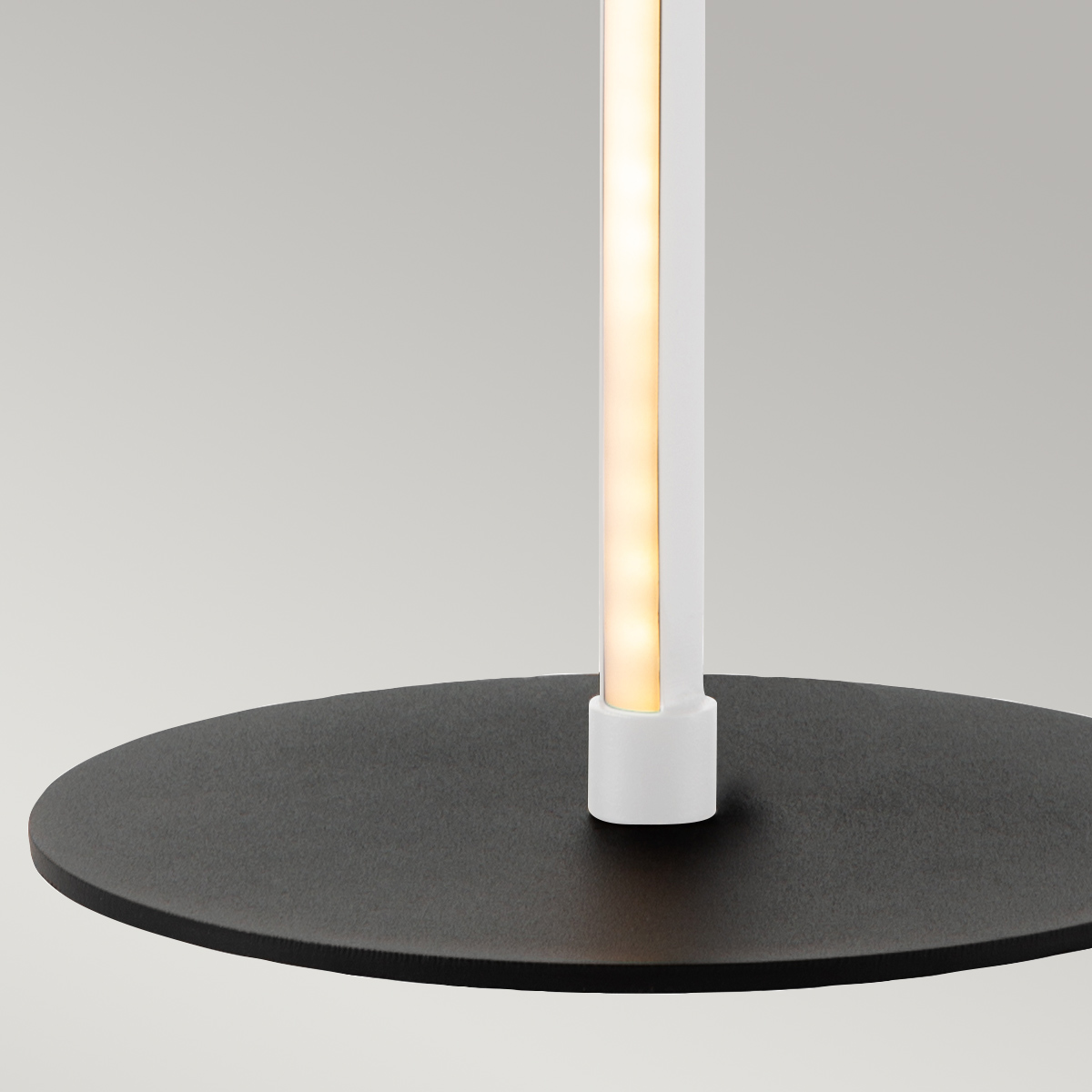 Flamingo 50cm Blanco lámpara de mesa De Elstead Lighting - Flamingo &auml;r en konstn&auml;rlig och elegant bordslampa som kombinerar modern design med skulptural estetik.