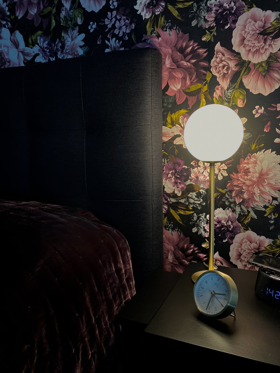Molekyl 43cm Latón mate lámpara de mesa De Aneta Lighting - Deja que Molekyl se convierta en una declaraci&oacute;n de estilo en tu hogar: perfecto para darle a tu interior un nuevo brillo y difundir una luz agradable donde m&aacute;s se necesita.