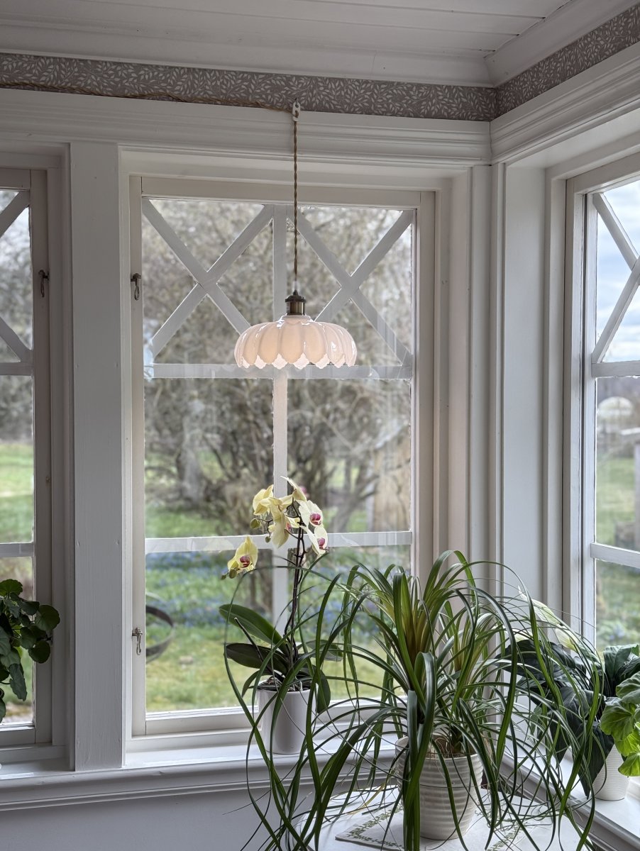 Sofia Ø25 Latón antiguo/blanco lámpara de ventana De Aneta Lighting - La lámpara de ventana Sofia, de estilo romántico vintage, es un hermoso detalle que se integra en interiores clásicos, rústicos y modernos.