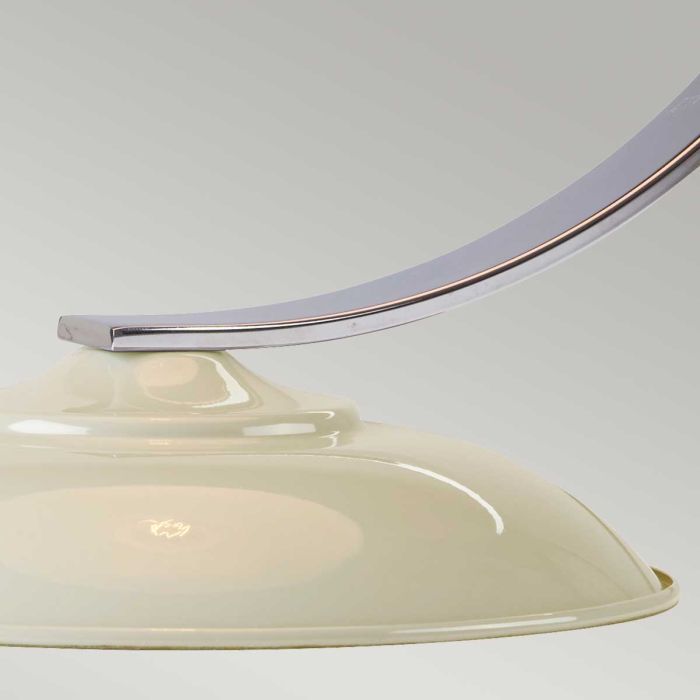 Franklin 46cm Blanco cremoso lámpara de mesa De Elstead Lighting - Bordslampan Franklin har en elegant b&ouml;jd arm i polerad krom samt en spunnen metallsk&auml;rm och bas i blank gr&aring; finish.
