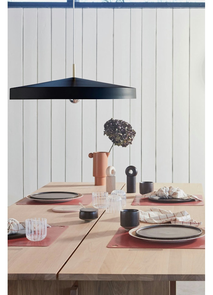 Hatto Ø65 Negro Lámpas de techo De OYOY - La pantalla en forma de sombrero, inspirada en la palabra japonesa "hatto", le da un aspecto moderno que se adapta a cualquier hogar.