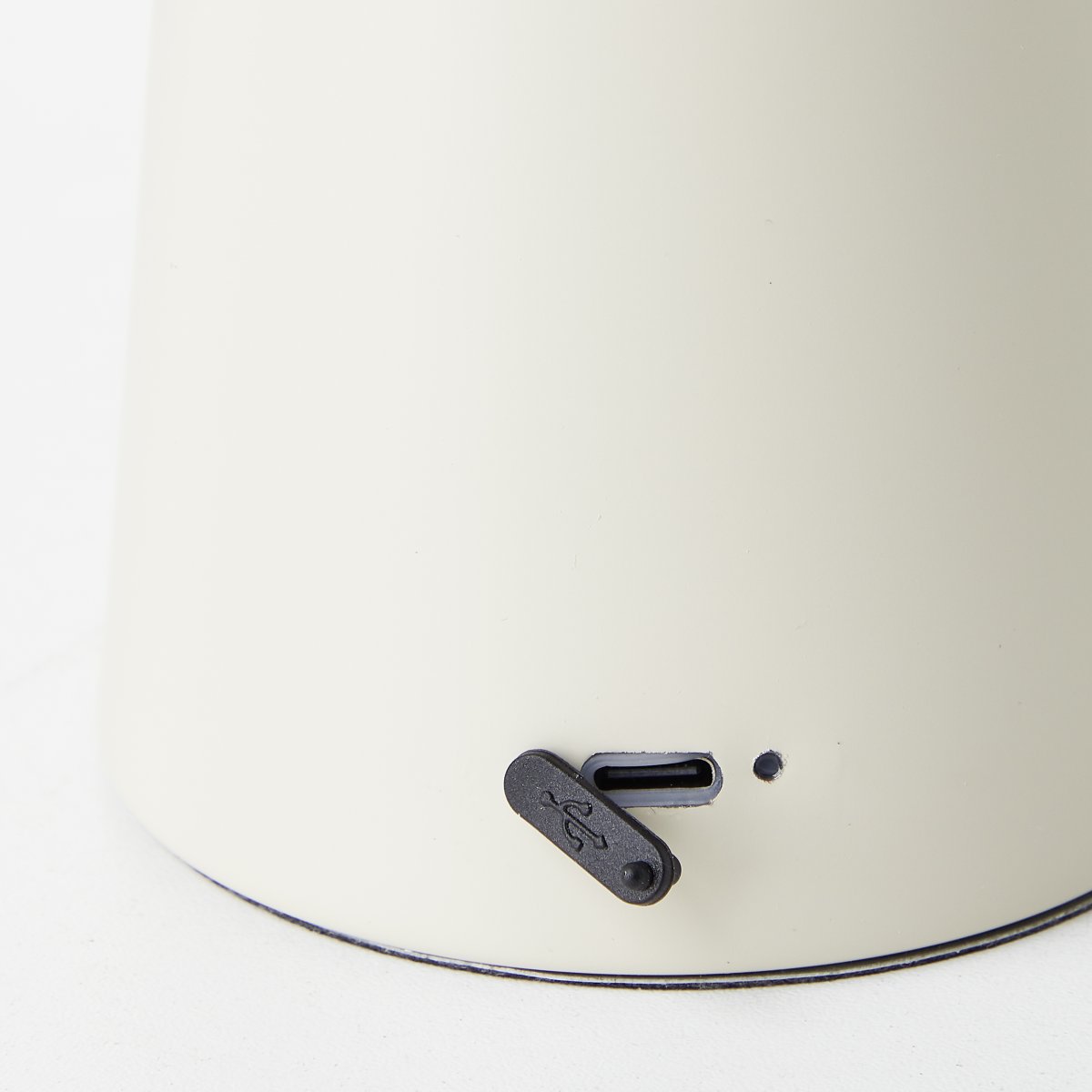 Muffin 18cm Beige portátil De Brilliant - El bot&oacute;n plateado en la base de la l&aacute;mpara tiene un regulador de intensidad integrado para que puedas ajustar el brillo en tres niveles.