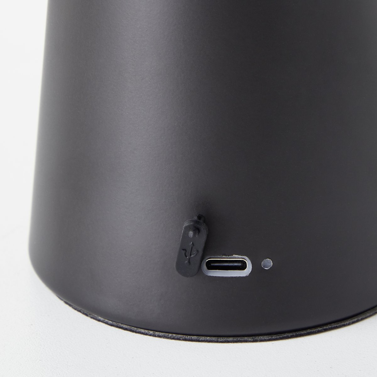 Muffin 18cm Negro portátil De Brilliant - El bot&oacute;n plateado en la base de la l&aacute;mpara tiene un regulador de intensidad integrado para que puedas ajustar el brillo en tres niveles.