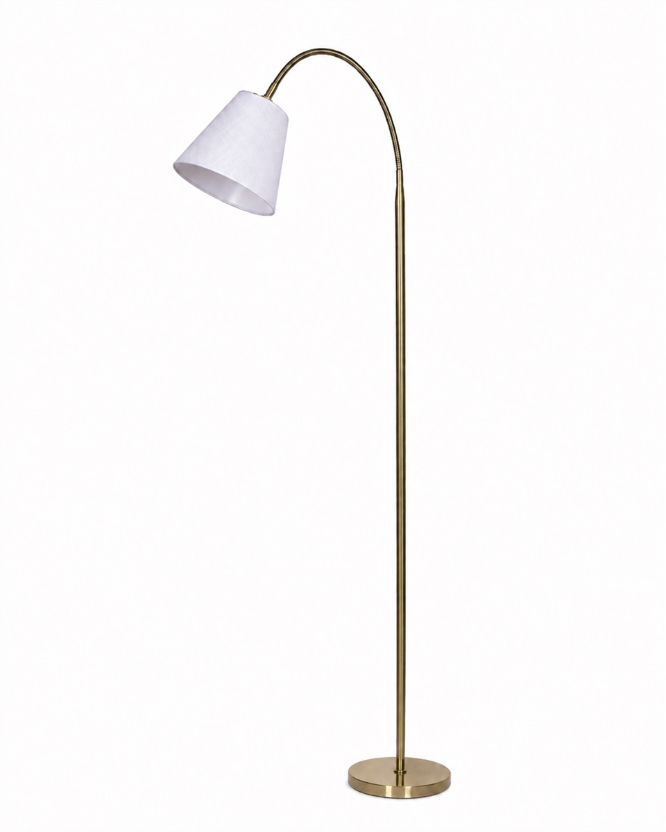 Uno Latón antiguo lámpara de pie De Lampan - Uno es una elegante l&aacute;mpara de pie de metal con un hermoso acabado en lat&oacute;n antiguo que crea un ambiente c&aacute;lido y cl&aacute;sico.